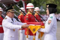 Sosok Raisa Nienda, Siswi Kerinci yang Tampil Membawa Baki Bendera HUT RI di Jambi(Foto: Desi Hermila/rri/AI)