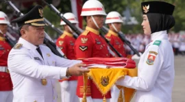 Sosok Raisa Nienda, Siswi Kerinci yang Tampil Membawa Baki Bendera HUT RI di Jambi(Foto: Desi Hermila/rri/AI)