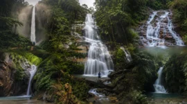 Jelajahi 6 Air Terjun Eksotis di Kerinci, Ada yang Butuh Trekking 3 Jam
(Foto: pesonaindonesia.
kompas/AI)