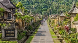 Pesona Penglipuran Bali Mendunia, Masuk Daftar Kota Kecil Terindah
(Foto: Shutterstock/travelawaits/okezone/AI)