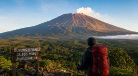 Pesona Gunung Kerinci: Menjelajah Atap Sumatra hingga Danau Gunung Tujuh
(Foto: wikipedia/AI)