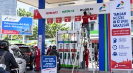 Antrean BBM Jadi Sorotan, Pertamina Tambah Nozzle di 12 SPBU Makassar
(Foto: Pertamina Patra Niaga
/liputan6/AI)

