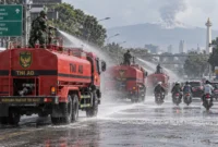 Kodam Jaya Bergerak Cepat, 147 Water Tank Semprot Jalan yang Dipenuhi Debu Vulkanik
(Foto: purnamanews
/AI)