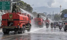Kodam Jaya Bergerak Cepat, 147 Water Tank Semprot Jalan yang Dipenuhi Debu Vulkanik